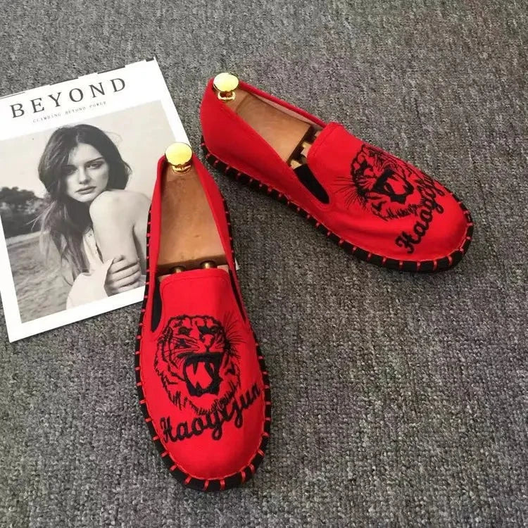 Alte Peking Stoffschuhe Stickerei Blume Sozialer Typ Herren Mokassin-Gommino Studenten Freizeit Schuhe Mode Nationaler Chinesischer Stil