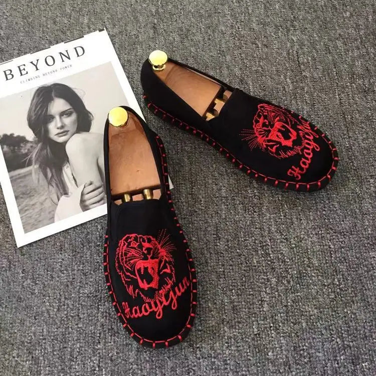 Alte Peking Stoffschuhe Stickerei Blume Sozialer Typ Herren Mokassin-Gommino Studenten Freizeit Schuhe Mode Nationaler Chinesischer Stil