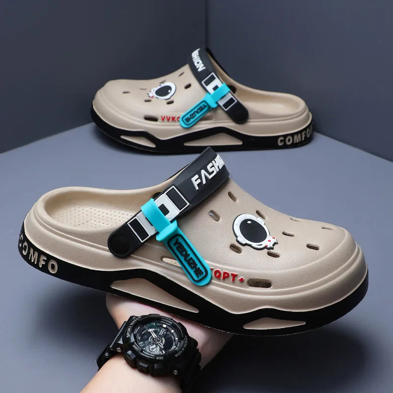 Sommer neue Trend Lochschuhe Außenschuhe Cartoon Mode Hausschuhe Paare Rutschsichere Lochsandalen Strand Baotou Hausschuhe Männer