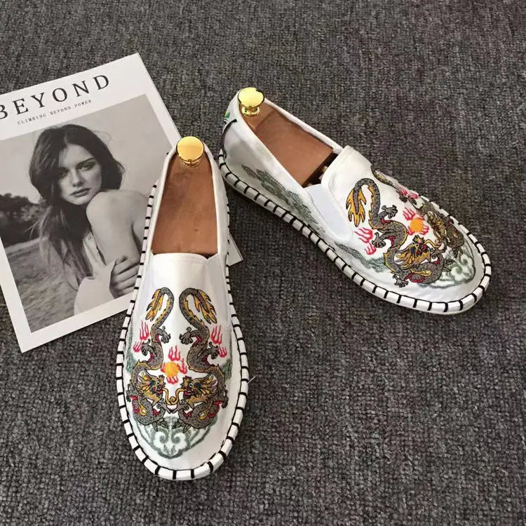 Alte Peking Stoffschuhe Stickerei Blume Sozialer Typ Herren Mokassin-Gommino Studenten Freizeit Schuhe Mode Nationaler Chinesischer Stil