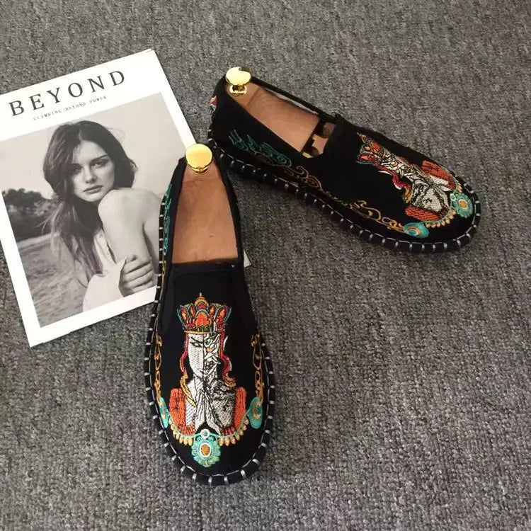 Alte Peking Stoffschuhe Stickerei Blume Sozialer Typ Herren Mokassin-Gommino Studenten Freizeit Schuhe Mode Nationaler Chinesischer Stil