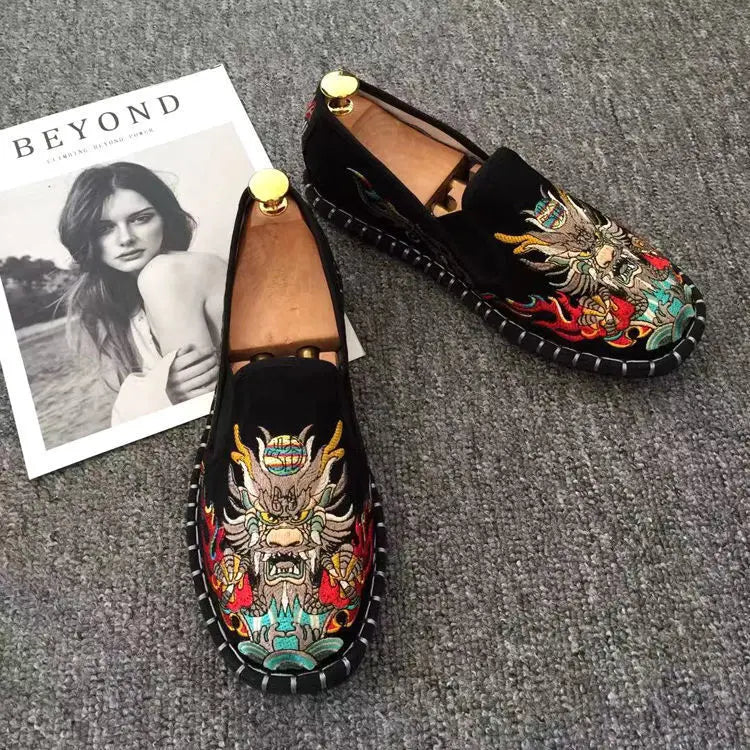 Alte Peking Stoffschuhe Stickerei Blume Sozialer Typ Herren Mokassin-Gommino Studenten Freizeit Schuhe Mode Nationaler Chinesischer Stil