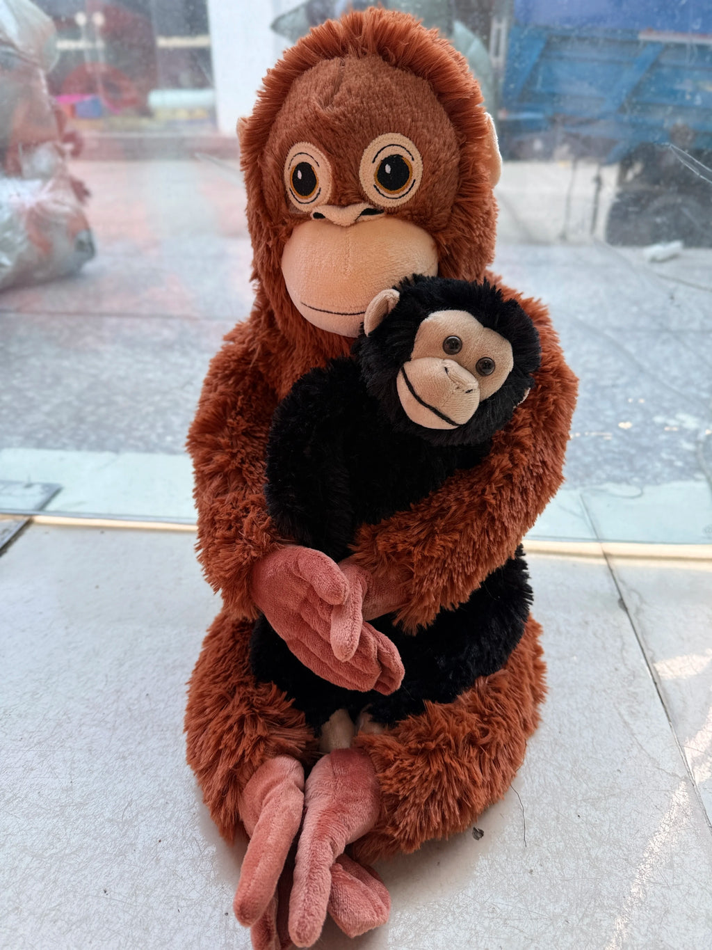 Cartoon Punch Affe Plüschpuppe Brauner Schimpanse Mama und schwarzes Affenbaby zusammen Tier Stoffpuppe Wohnkultur Geschenk für Kinder